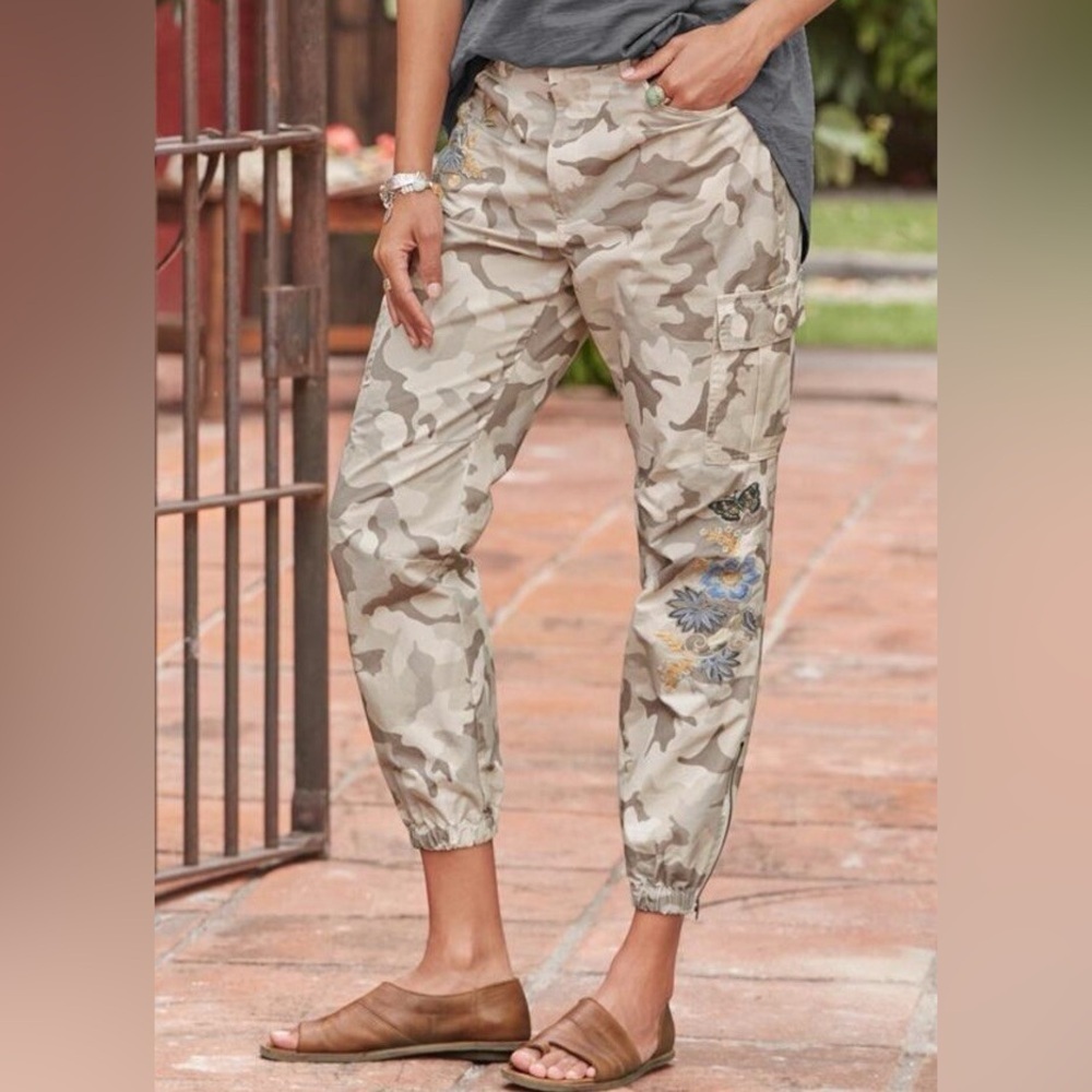Sundance Camo Floral Capris